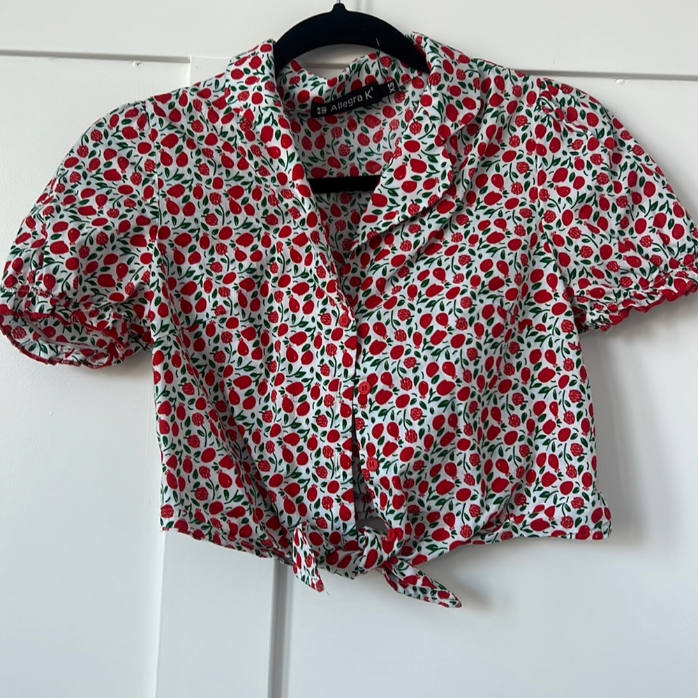 Cute crop button up top